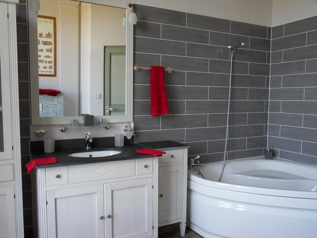 Chateau De Clermont-Saves Bed and Breakfast LʼIsle-Jourdain Kamer foto