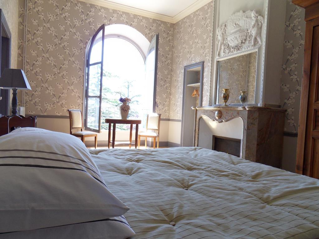 Chateau De Clermont-Saves Bed and Breakfast LʼIsle-Jourdain Kamer foto