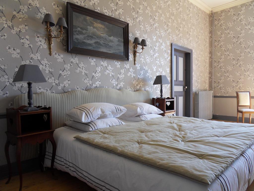 Chateau De Clermont-Saves Bed and Breakfast LʼIsle-Jourdain Kamer foto