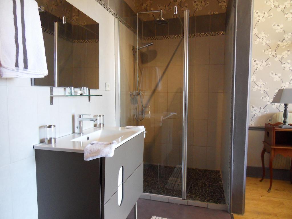 Chateau De Clermont-Saves Bed and Breakfast LʼIsle-Jourdain Kamer foto
