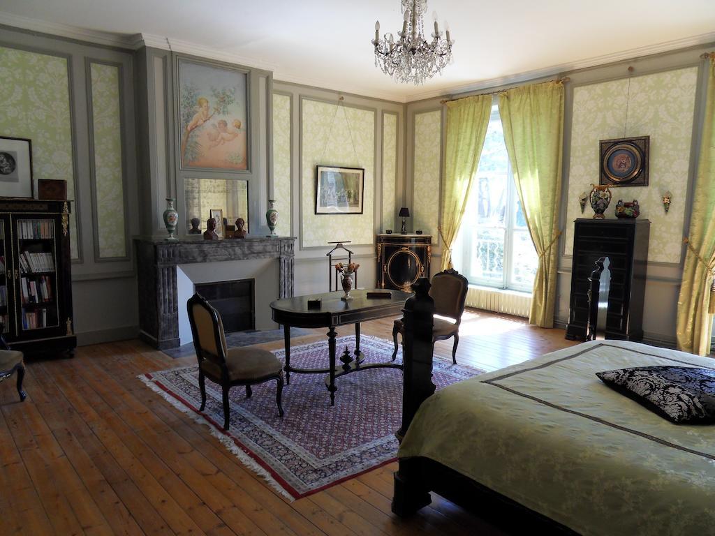 Chateau De Clermont-Saves Bed and Breakfast LʼIsle-Jourdain Kamer foto