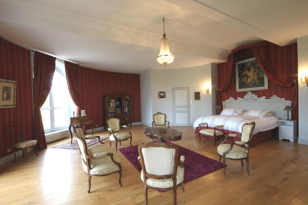 Chateau De Clermont-Saves Bed and Breakfast LʼIsle-Jourdain Kamer foto