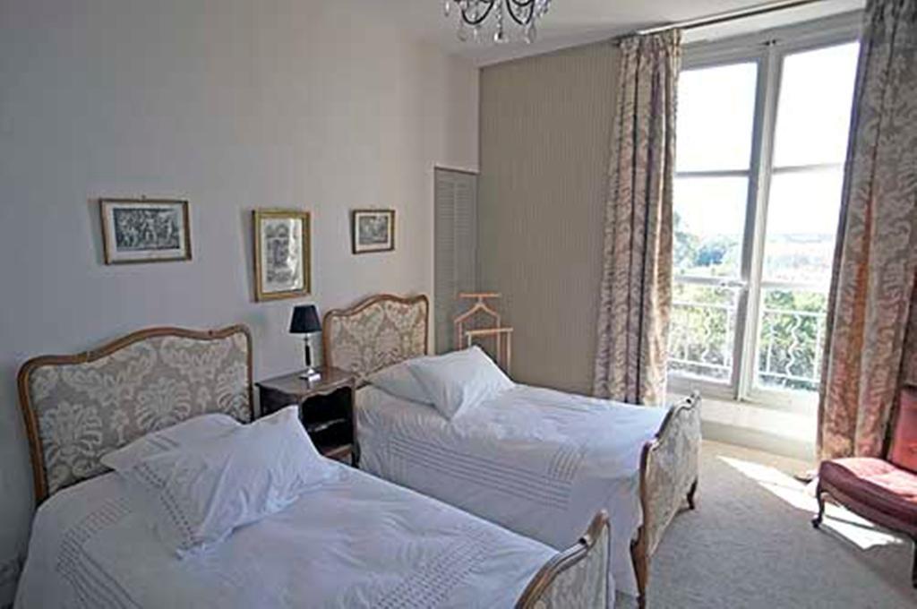 Chateau De Clermont-Saves Bed and Breakfast LʼIsle-Jourdain Kamer foto