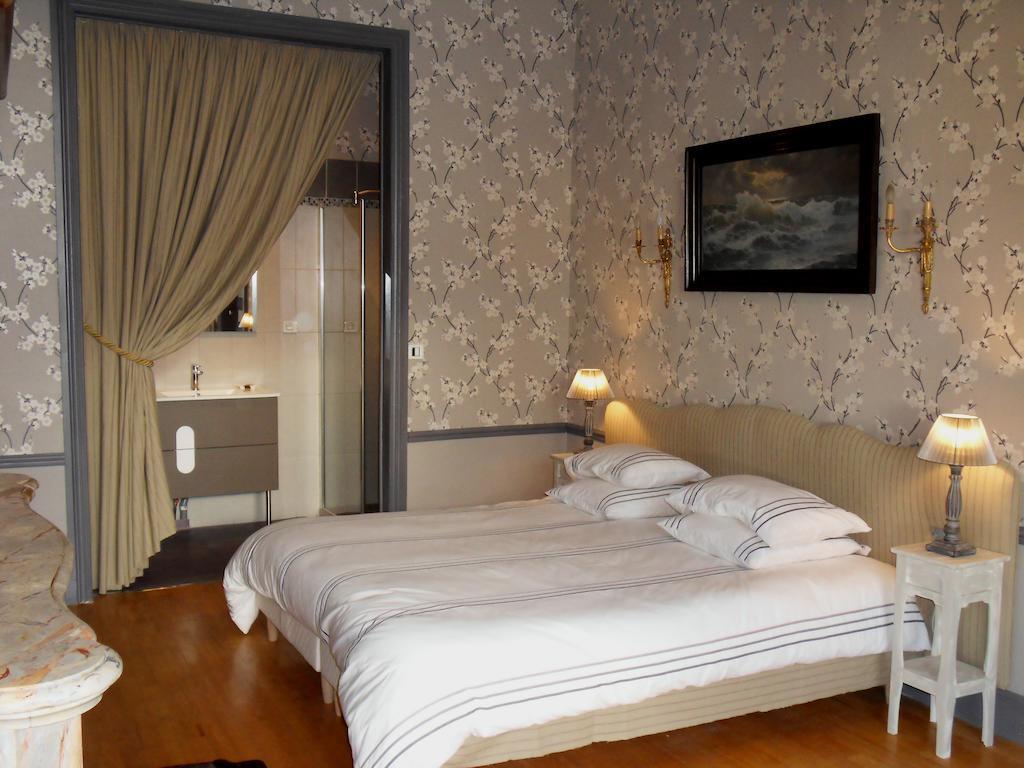 Chateau De Clermont-Saves Bed and Breakfast LʼIsle-Jourdain Kamer foto
