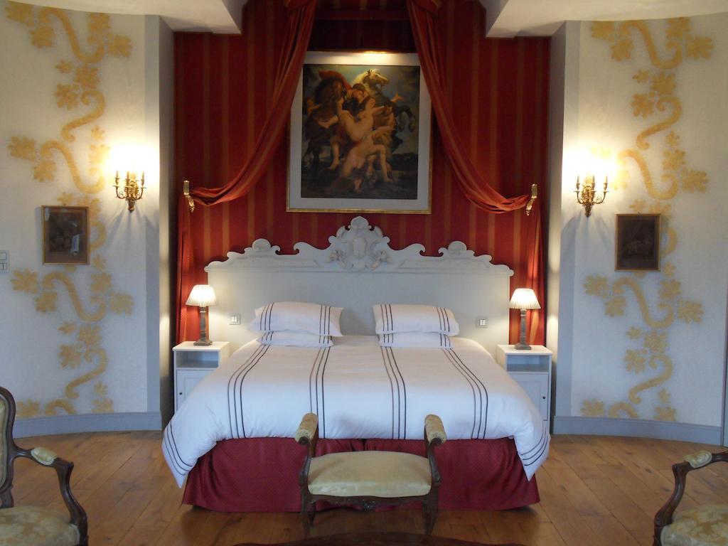 Chateau De Clermont-Saves Bed and Breakfast LʼIsle-Jourdain Kamer foto