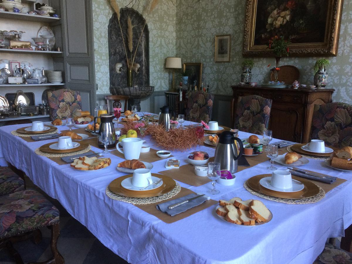 Chateau De Clermont-Saves Bed and Breakfast LʼIsle-Jourdain Buitenkant foto
